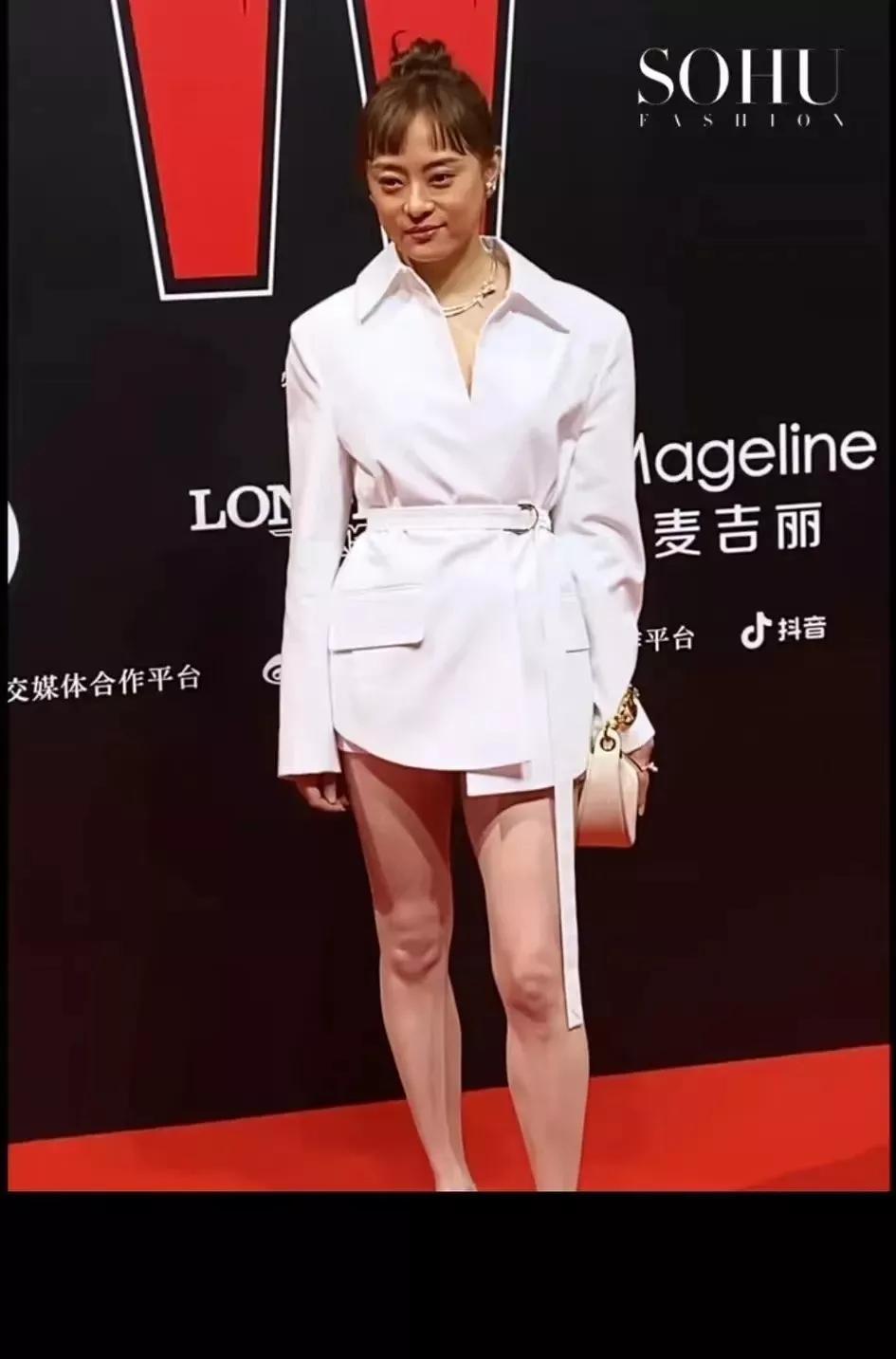 出门时太匆忙，忘记了化妆！让大家见笑了！