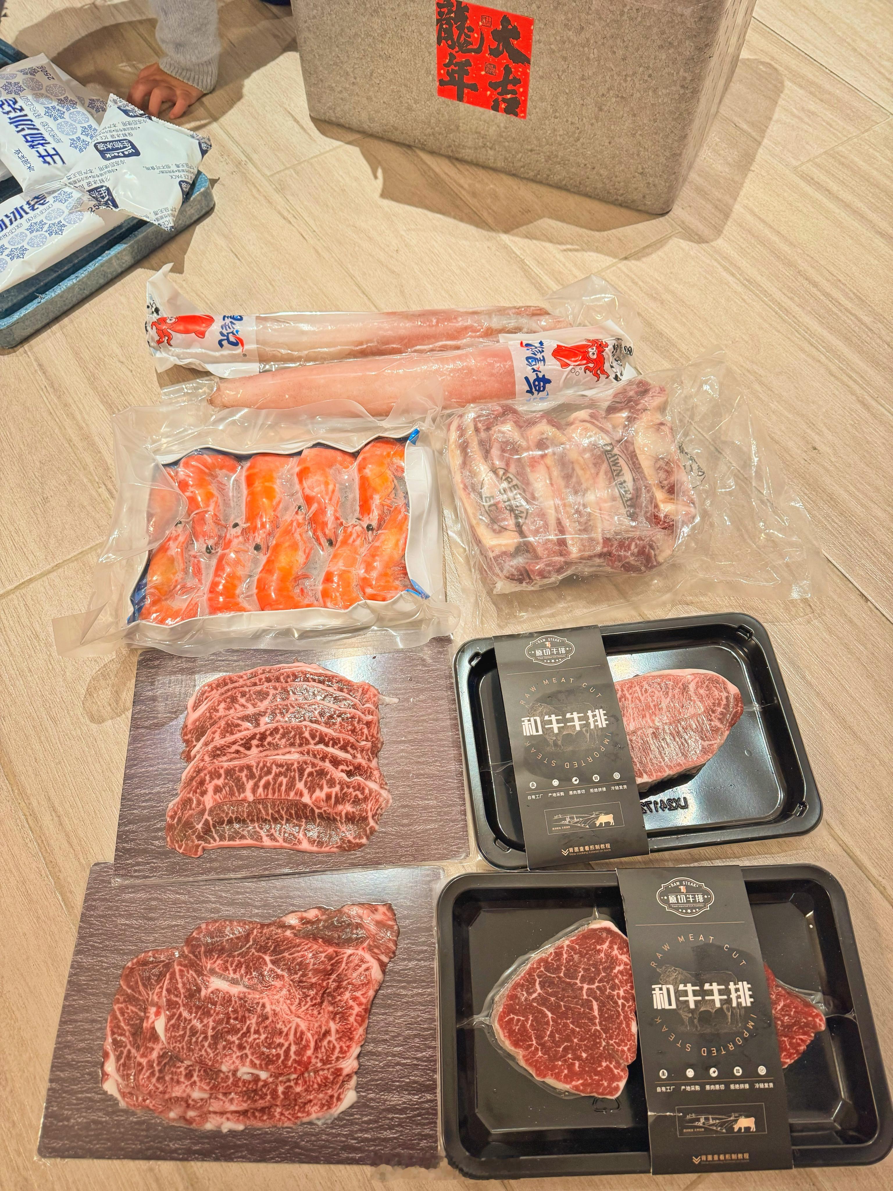 晚上简单做个鱿鱼面吃。感谢萨鱼老师送的新年大礼包。它家的大管鱿鱼非常新鲜，冷水迅