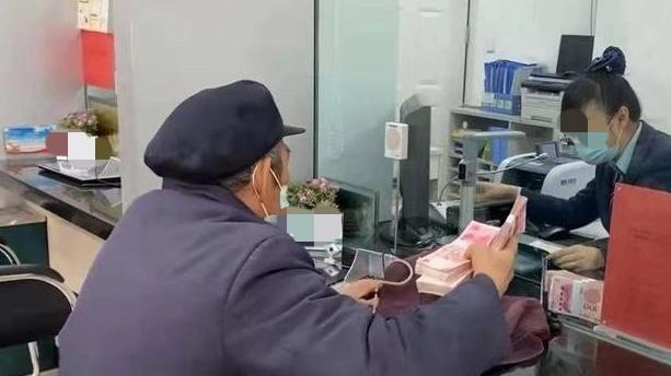 广东肇庆的黄大爷怎么也想不通，自己明明算得清清楚楚的3万存款，3年后去银行续存，
