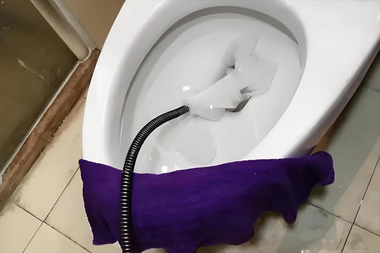 女子花 80找人通马桶，最后被告知需要支付1000多！师傅：你这马桶太难通了，一