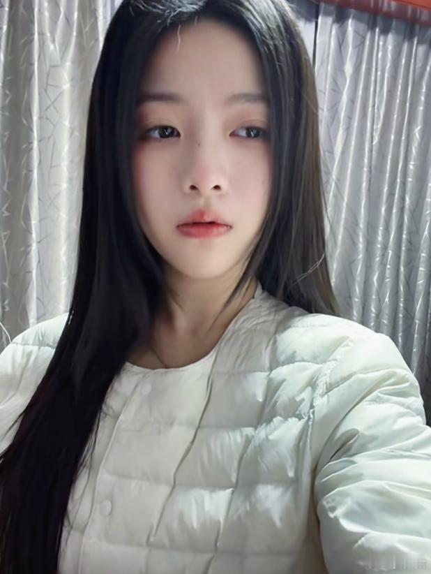 檀健次 刘一诺北电大二女演员刘一诺（2024年入学，20岁，2006年出生）被传