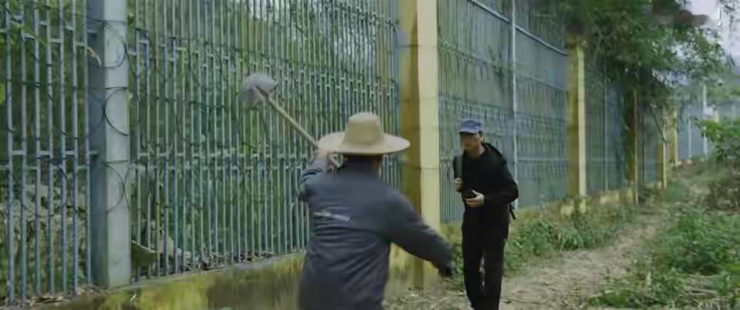 这则新闻体现了基层群众在维护国家安全中的重要作用。村民老谢凭借敏锐的观察力和勇敢