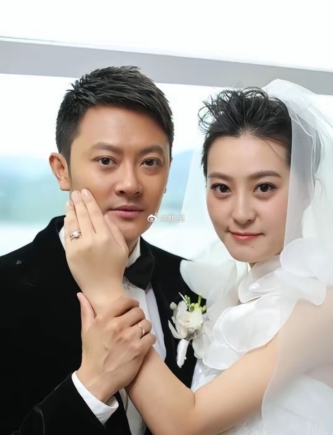 印小天经介绍结识哈琳娜，对方谎称名校出身、家境丰厚，承诺千万嫁妆。印小天花费近四