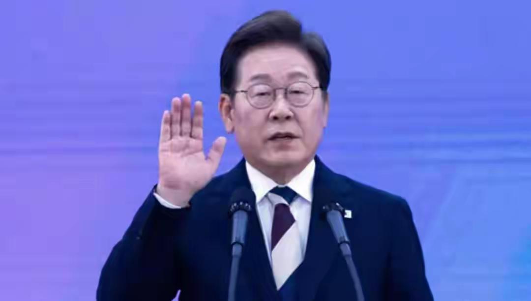 韩国总统李在明突然放话，说韩国不想在中日之间二选一，而是想当个“和事佬”，要在两