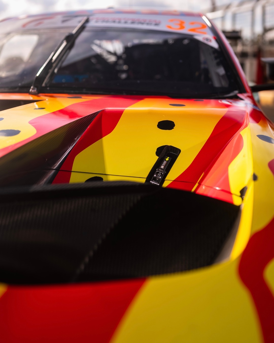 宝马推出复刻版艺术车👇宝马为本周末的巴瑟斯特12小时耐力赛带来艺术车复刻涂装，