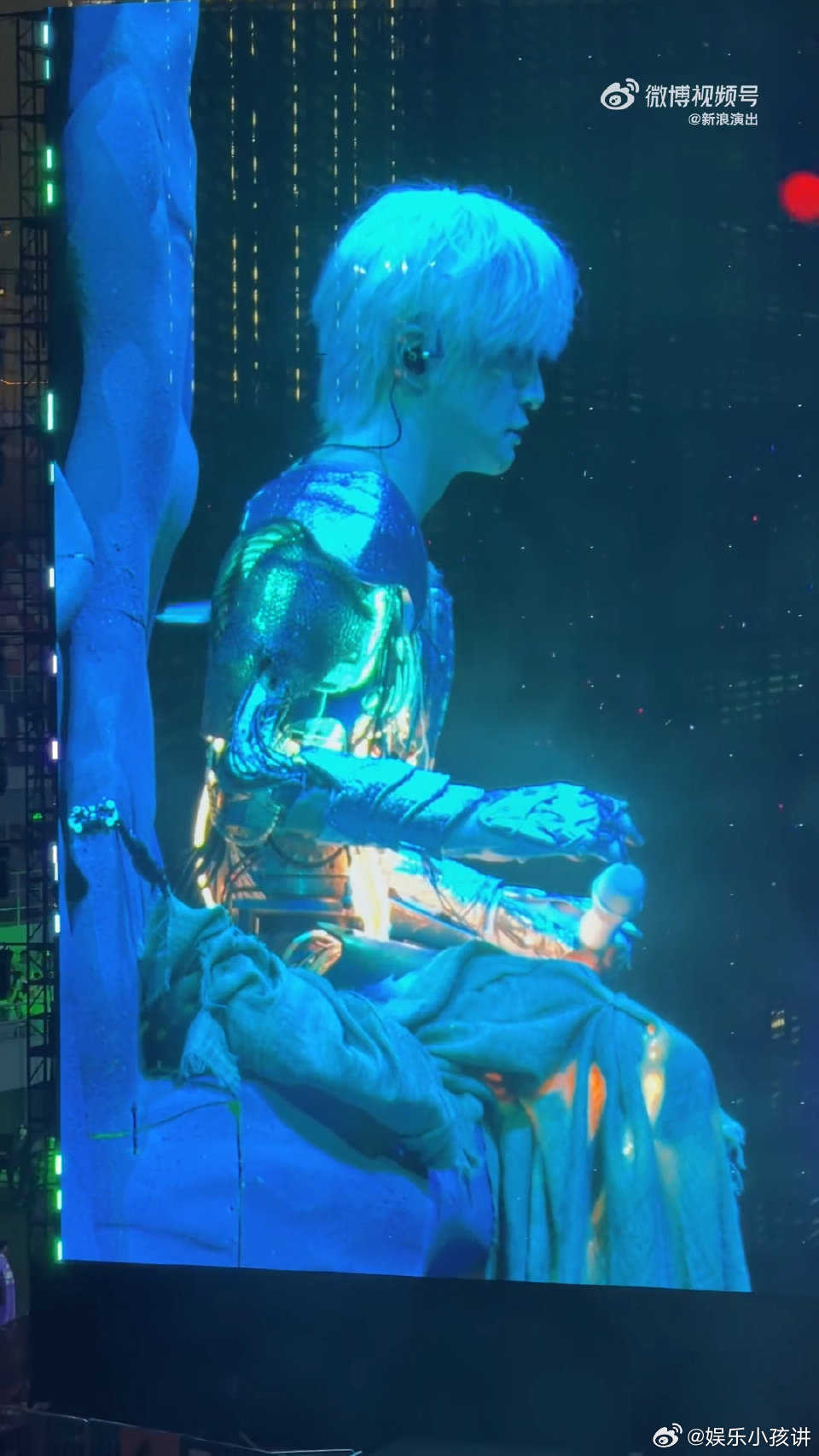 薛之谦与薛之谦Ai机器人共唱骆驼 舞台上唱《骆驼》，一开始完全分不清谁是真人薛之