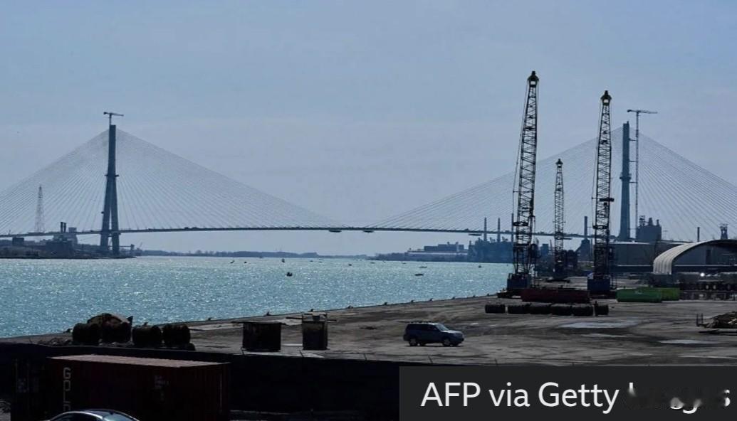 特朗普彻底摊牌！不赔损失、不割大桥，直接封死美加通道！
 
当地时间周日，特朗普