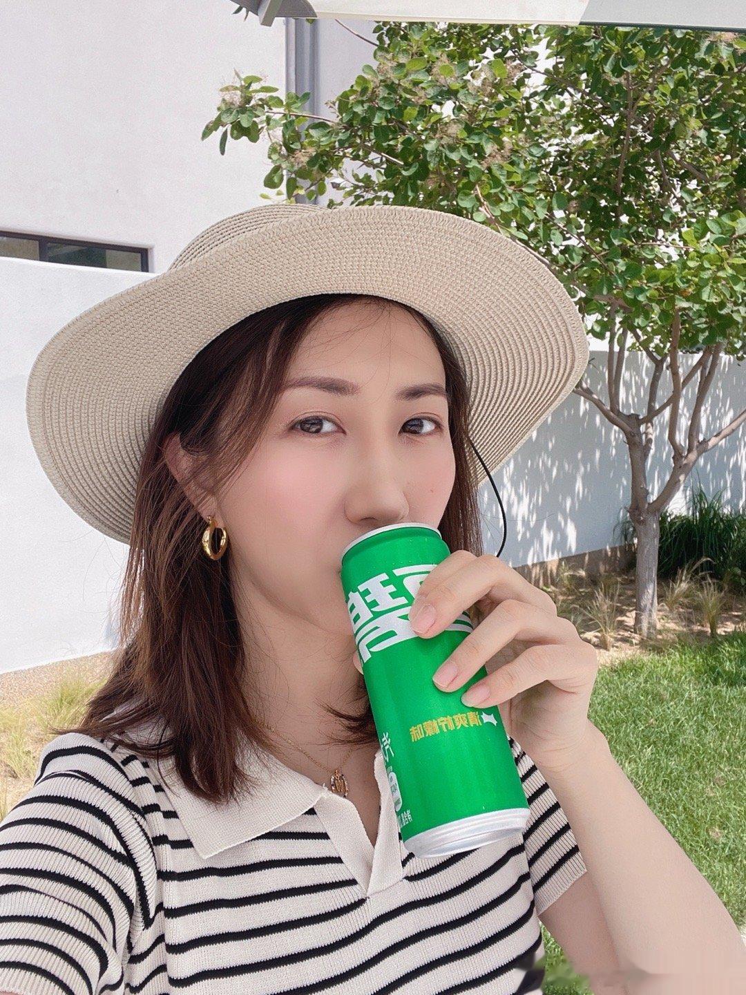 大热天，喝凉雪碧真的爽！#一瓶雪碧也能竞拍吗# ​​​