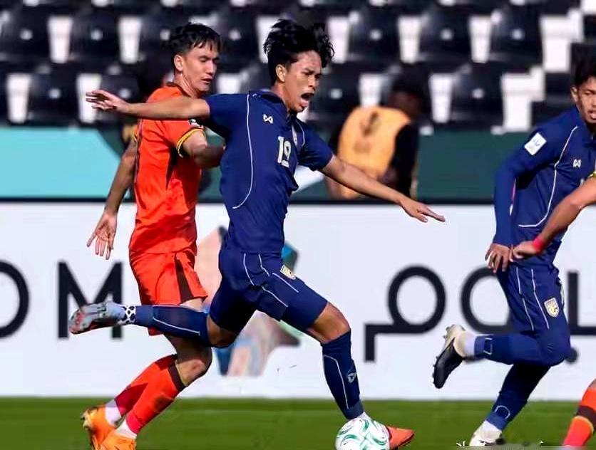 12分钟三张黄牌！
 

泰国那场0比0，把中国球迷的心提到嗓子眼。
 

开场