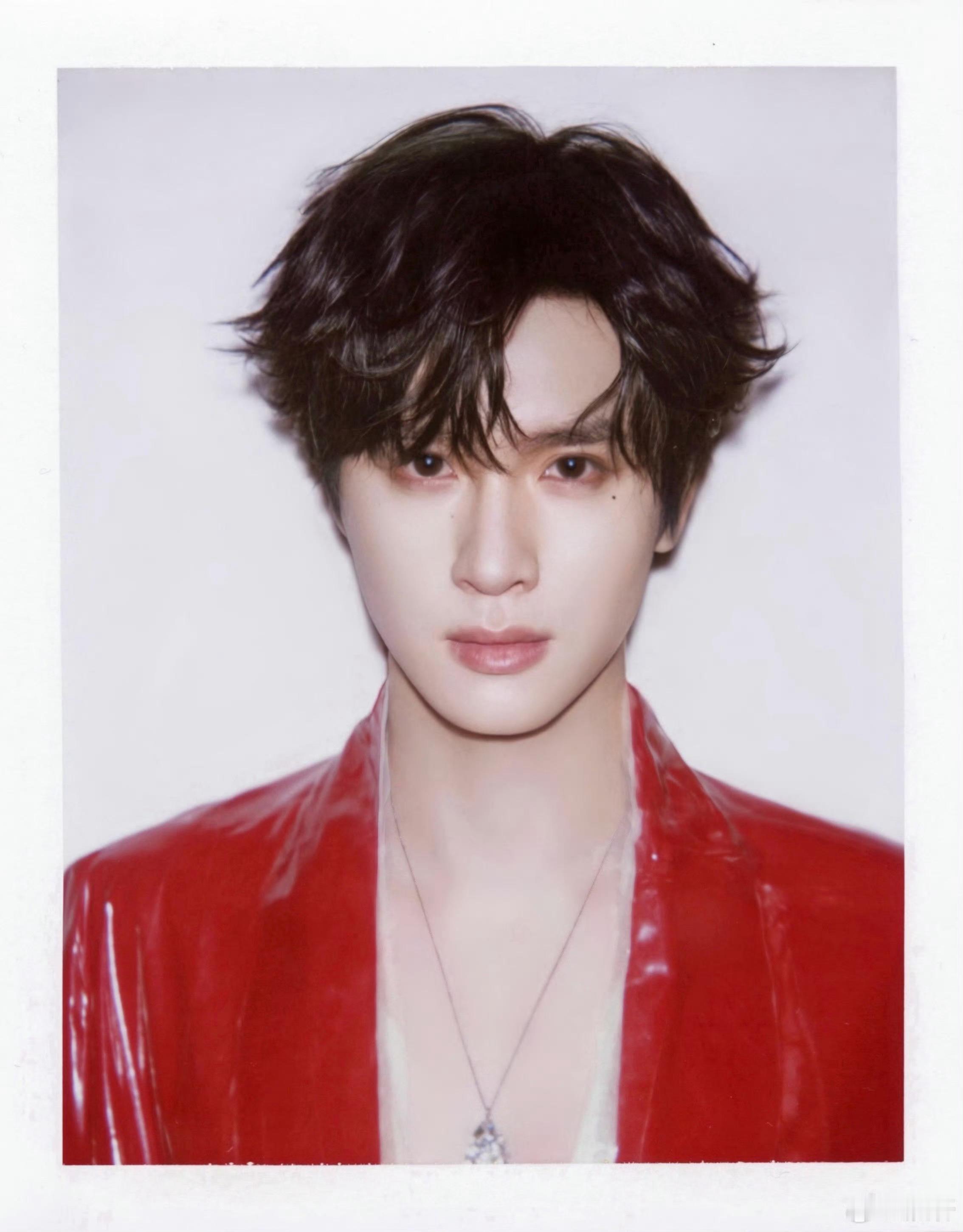 展轩拍的撕拉片 展轩这组撕拉片帅的好超过红皮衣的热烈和黑西装的禁欲感完美切换！展