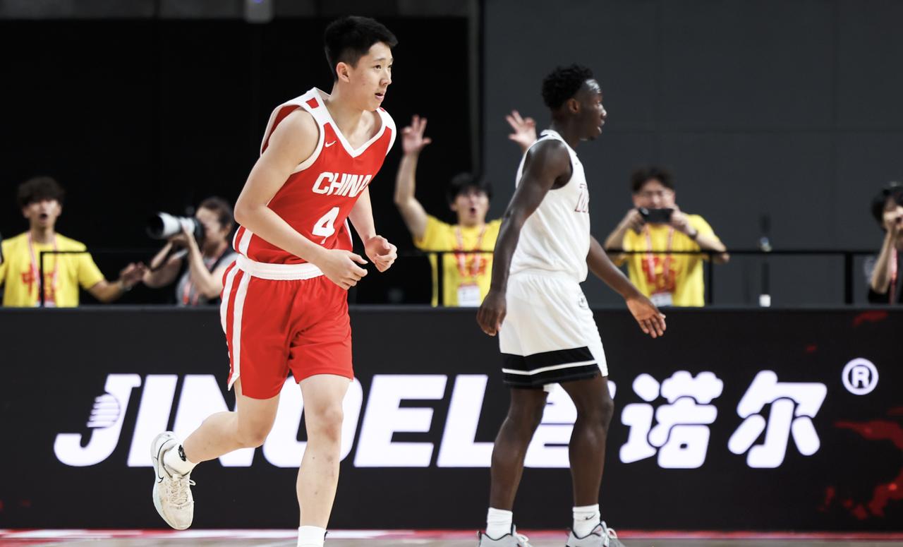 最后一攻，为什么王建军要换下张宇辰？

今晚正是张宇辰的一记超远三分，将比分追至