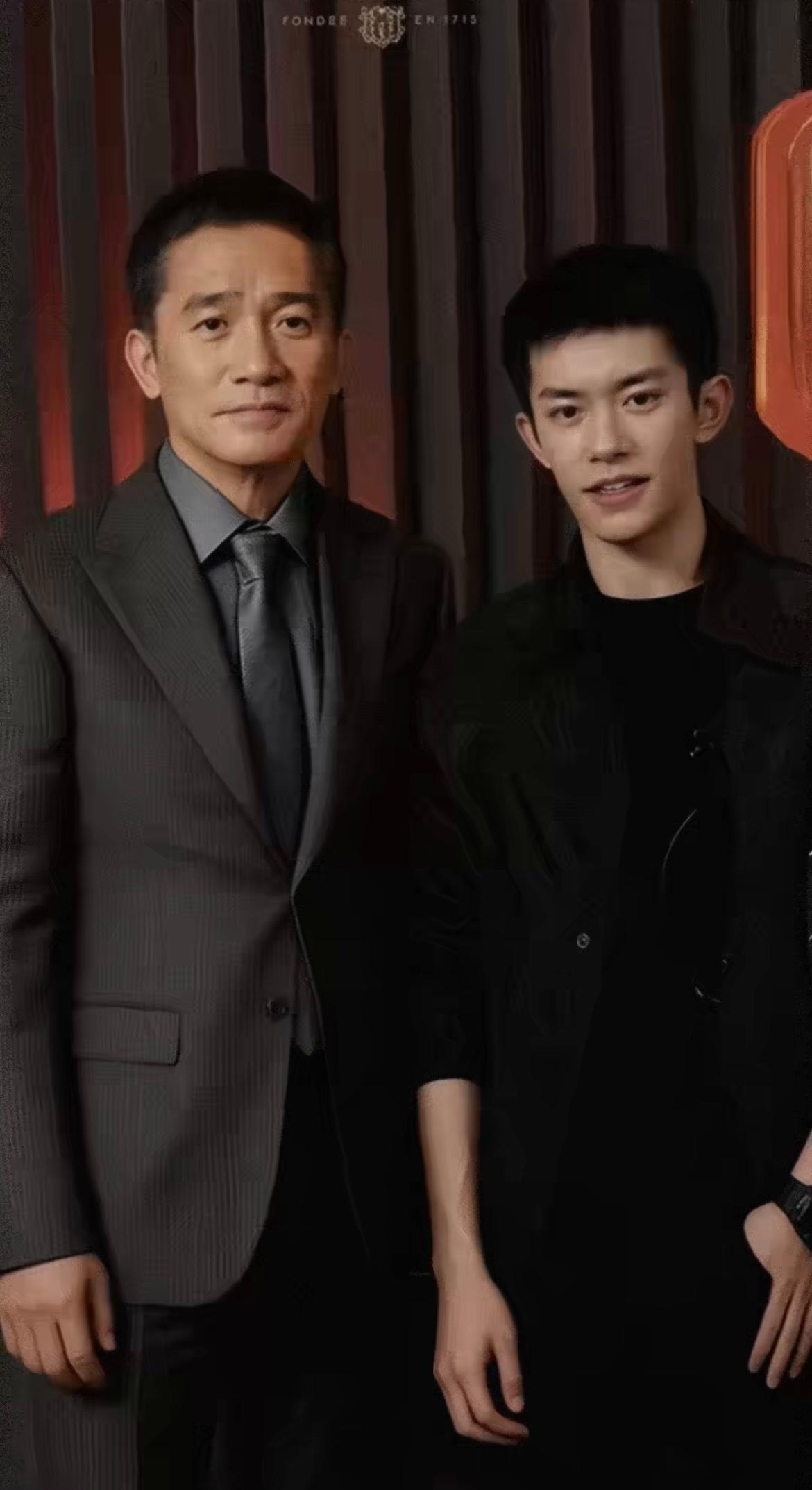 都说梁朝伟矮，那他怎么把易烊千玺给秒了，我百思不得其解 