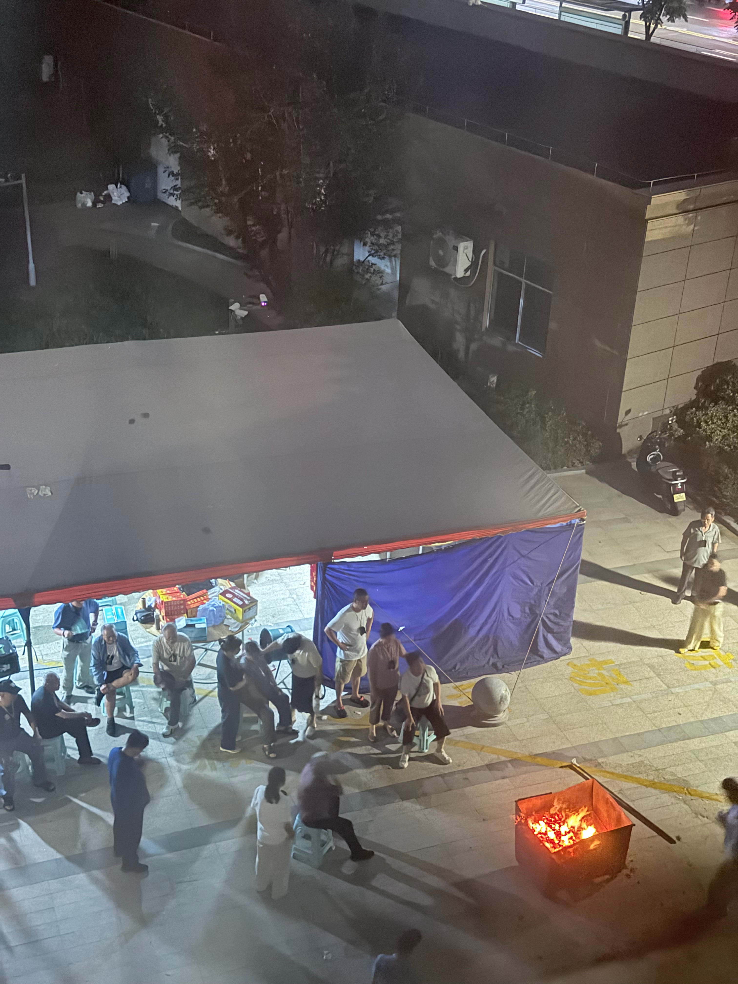哭丧哭了几天了还在楼下哭 一边哭一边念经哭完老头能活过来吗