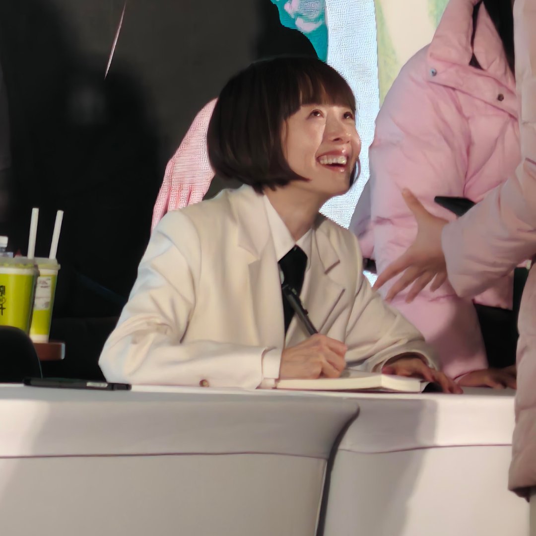 没人告诉我鲁豫线下长这样天呐，没人告诉我鲁豫线下甜成这样啊齐刘海短发，笑容明媚成