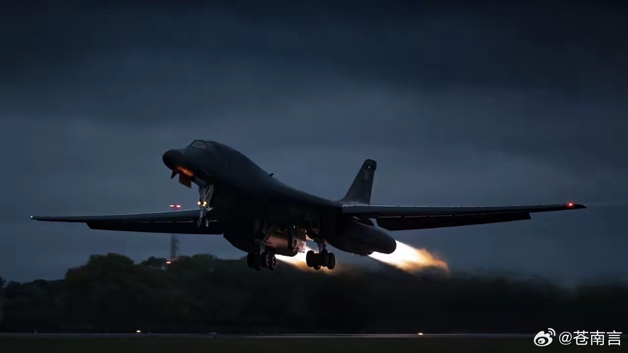 美B-1战略轰炸机空袭伊朗画面B-1B并非隐身机型，但具备极低雷达截面，比B-5