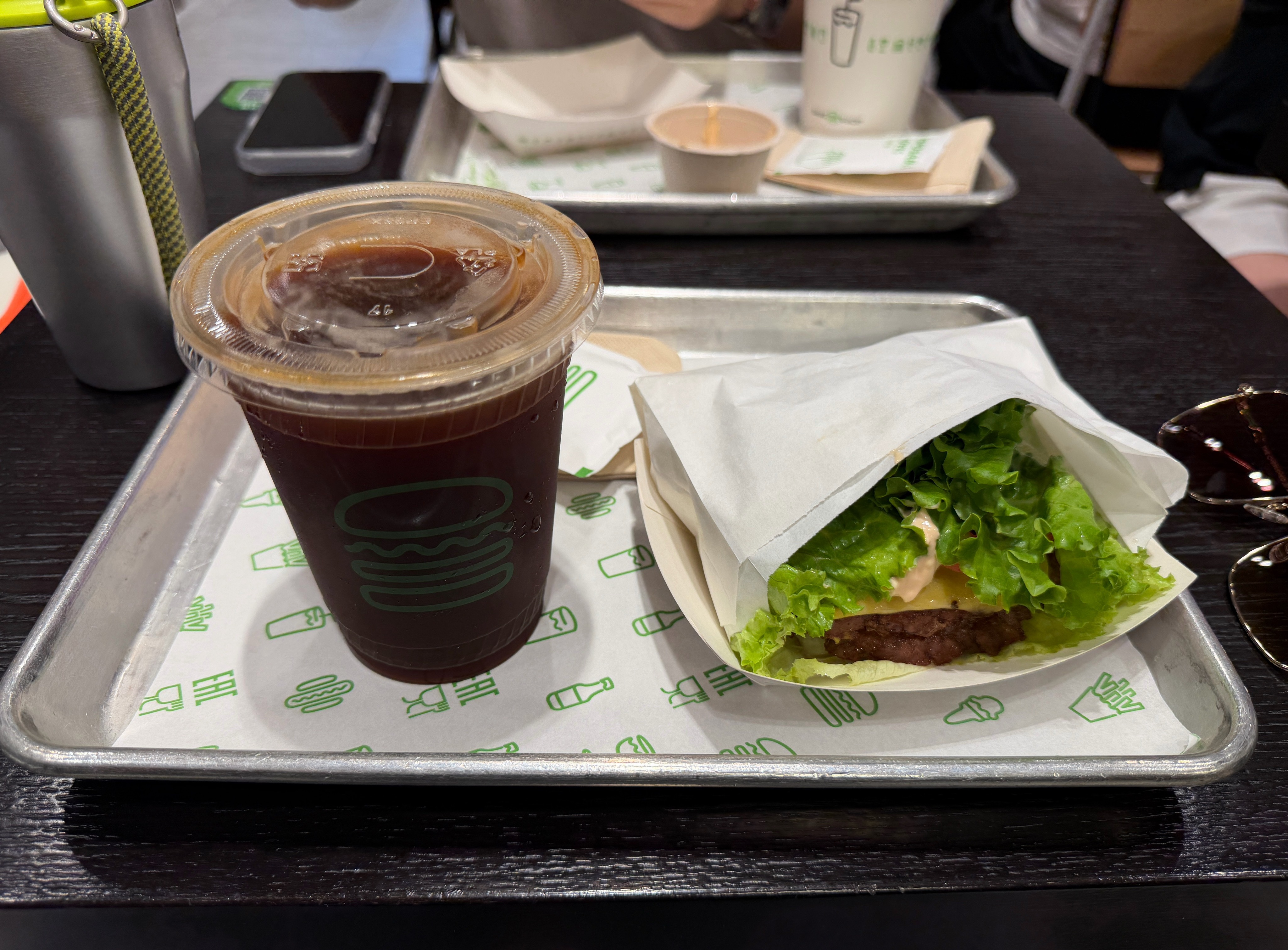 生菜汉堡，用生菜片代替面包片。这个产品真的可以，完美切中控碳水的受众。 上海·虹