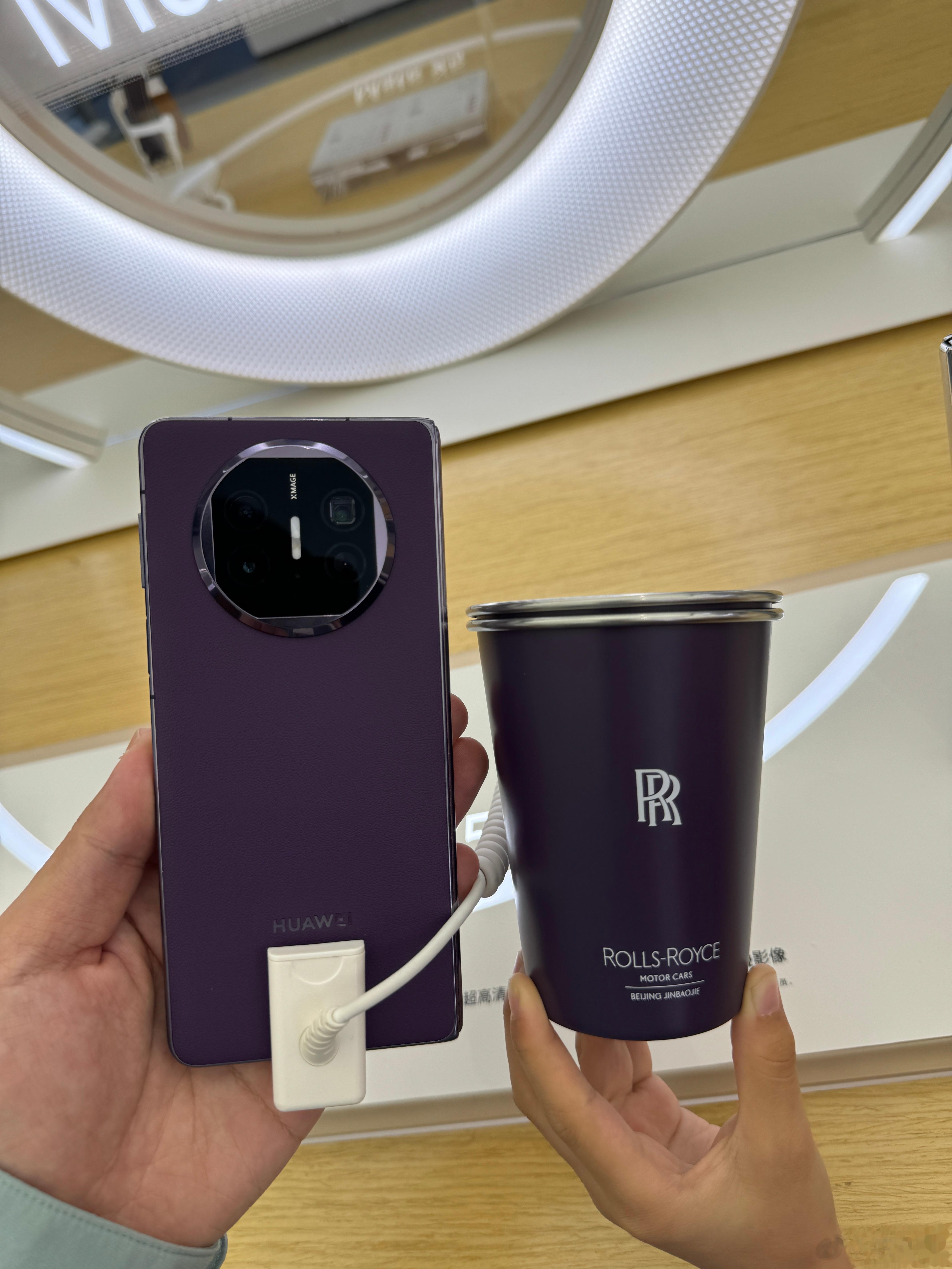 劳斯莱斯出门就是华为，今天小礼物和X5紫色很配。  ​​​
