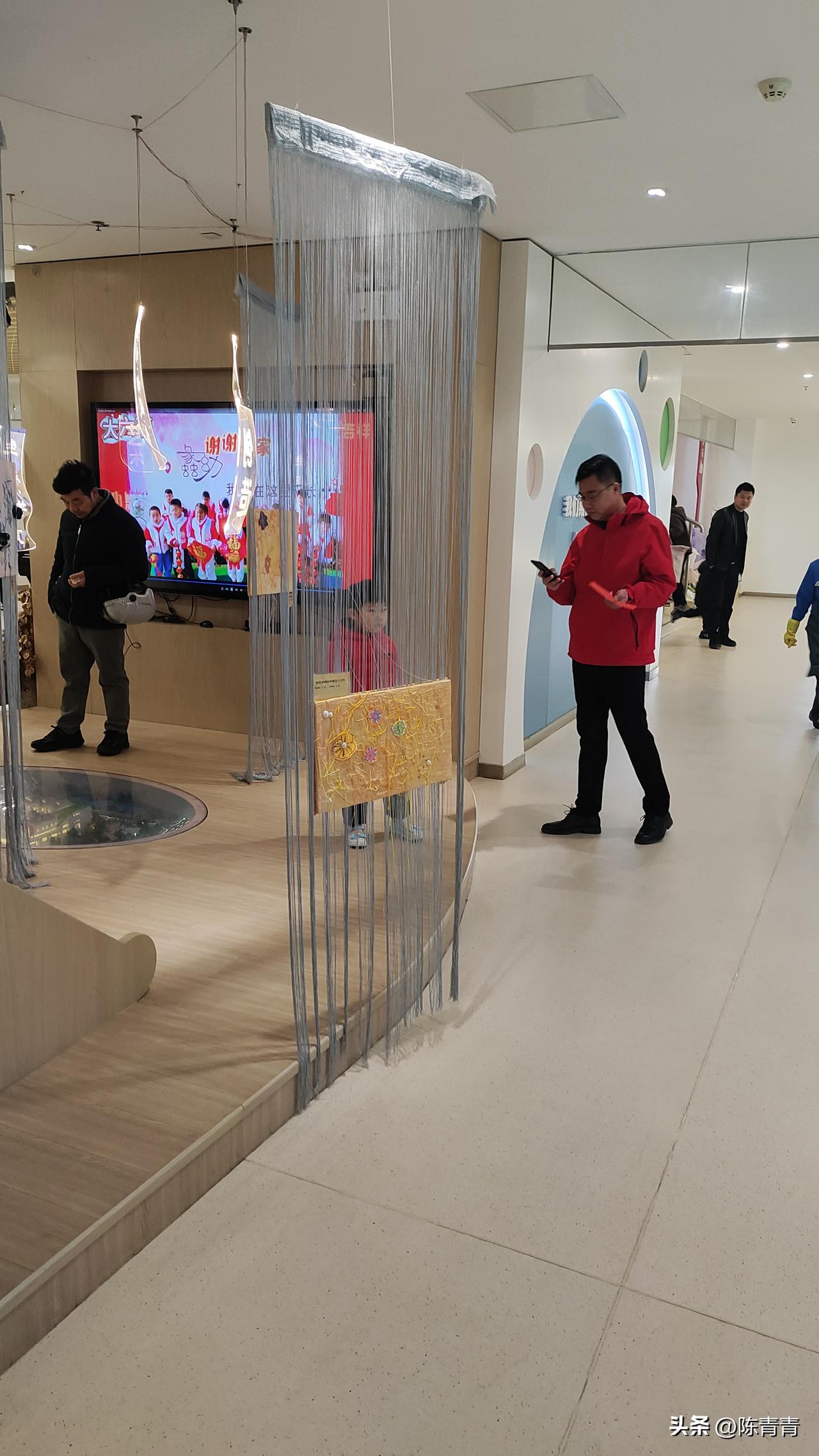 外边空气不太好，干脆跑到商场里面去散步。不过，大型商超一般在早晨十点钟只开门，等