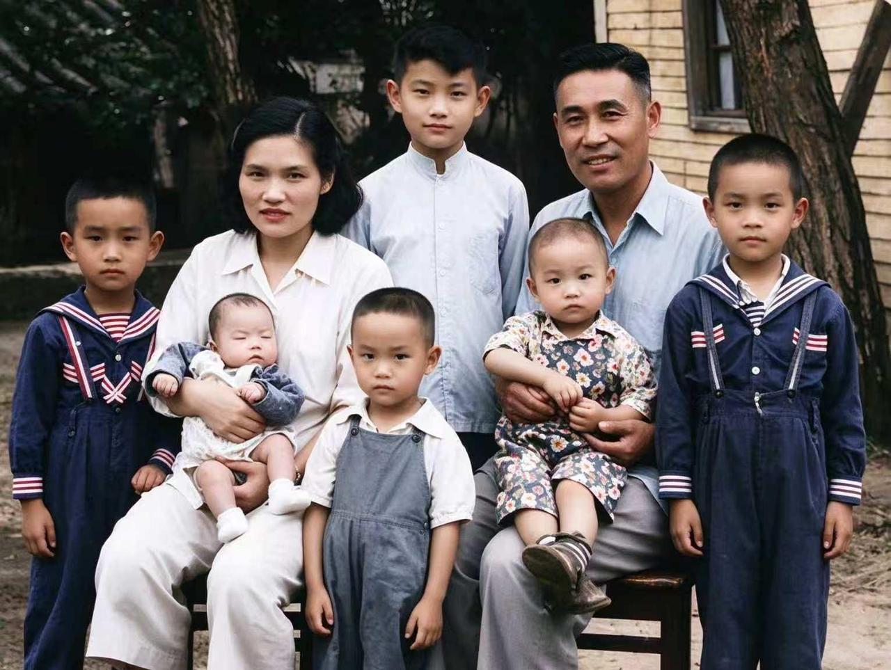1957年冬天，北京。一场告别仪式上，抬棺的是彭德怀元帅和陈赓大将。棺材里躺着的