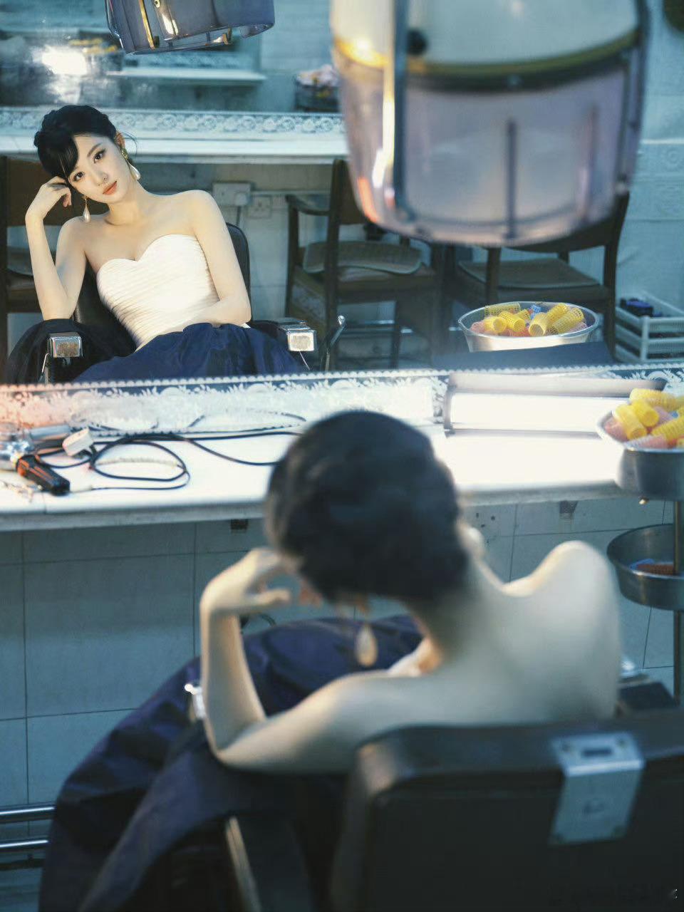 王楚然 镜子里的公主王楚然镜中造型简直惊艳，发光质感自带，气场超足。温柔氛围中藏