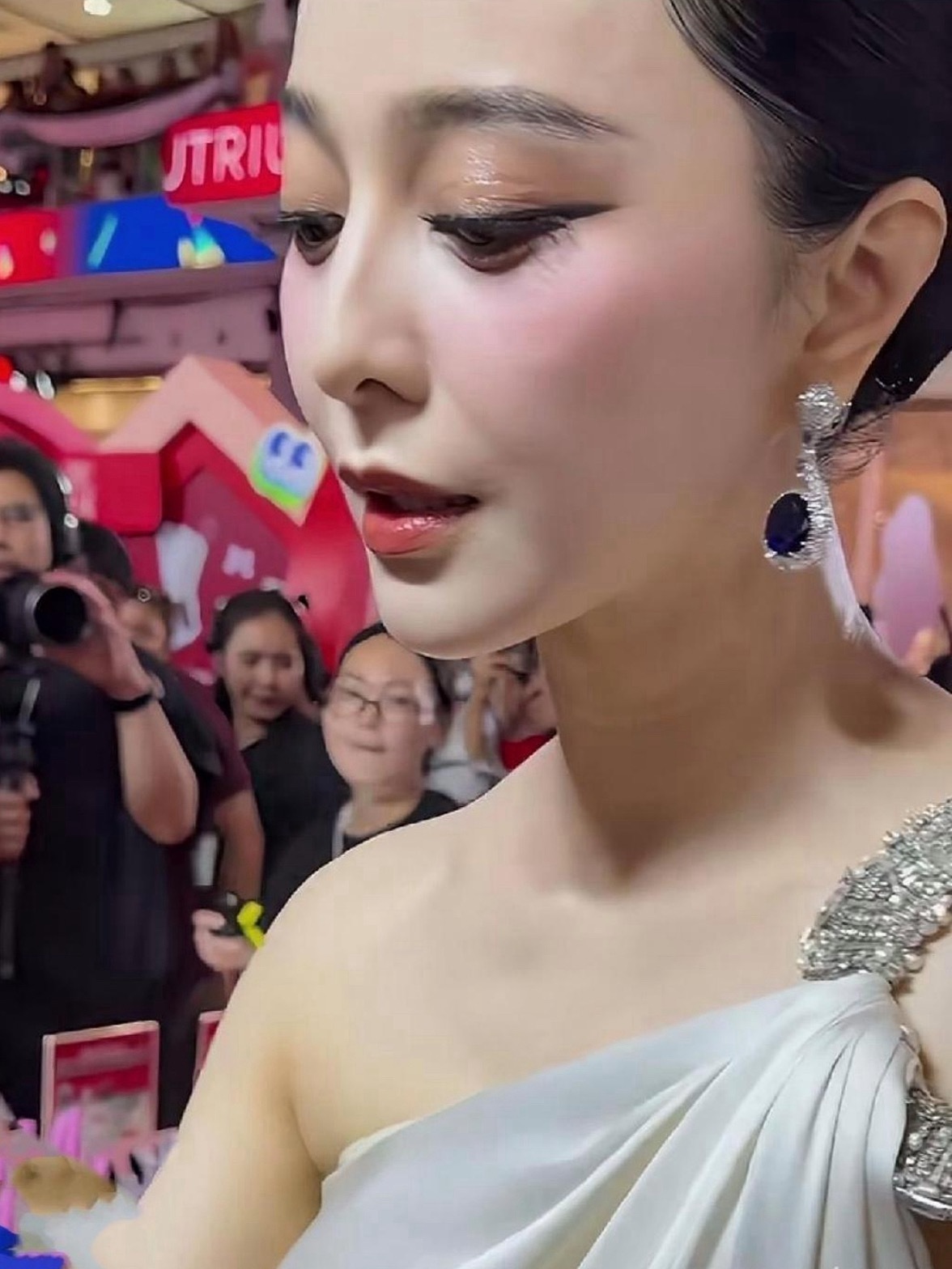 第一眼差点没认出来，奔50岁了这皮肤状态也抗打 ​​​