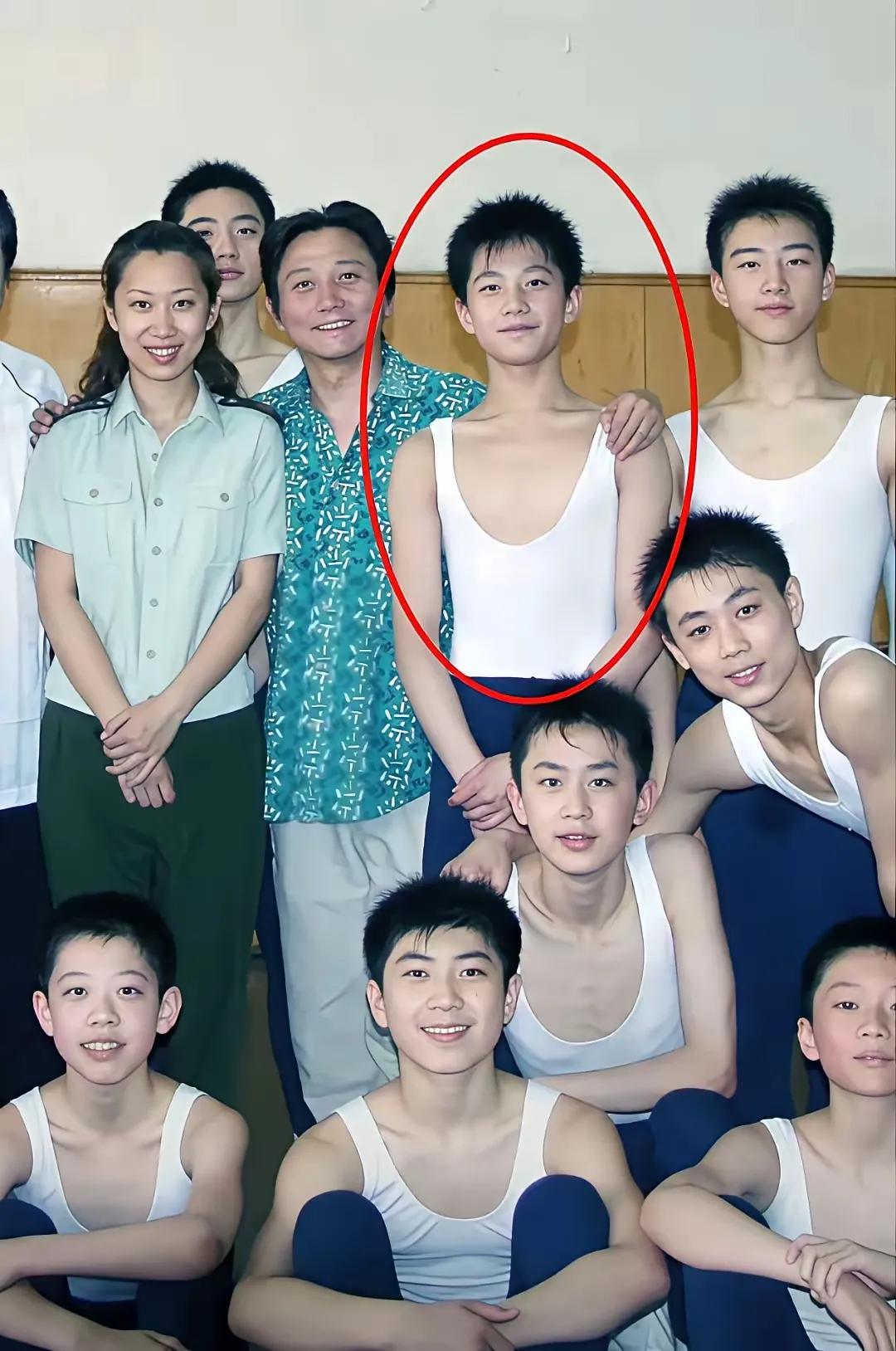 大家知道红圈里的这人是谁吗？当年在一群同学中好像也并不起眼，看着也不帅气，甚至是