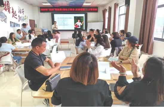 房县 县人社局：枣房协作强技能 直播赋能兴乡村十堰爆料 房县新闻网讯 通讯员 戢