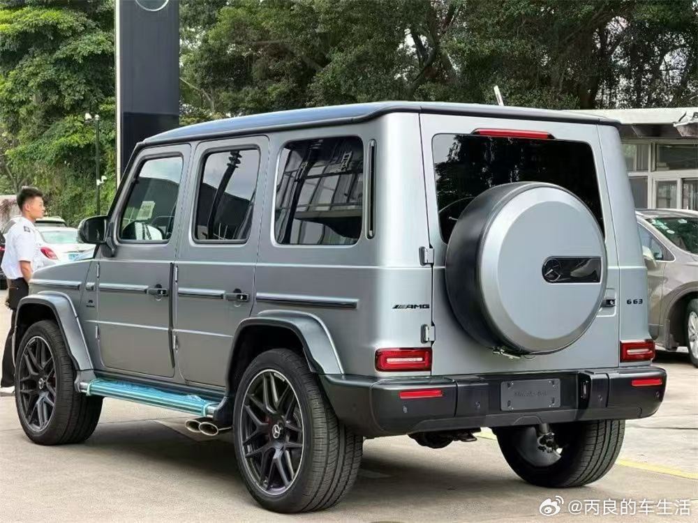 一台满配的25款G63，暗夜包 菱形格座椅 碳纤维内饰都有，9千公里，这新款G6