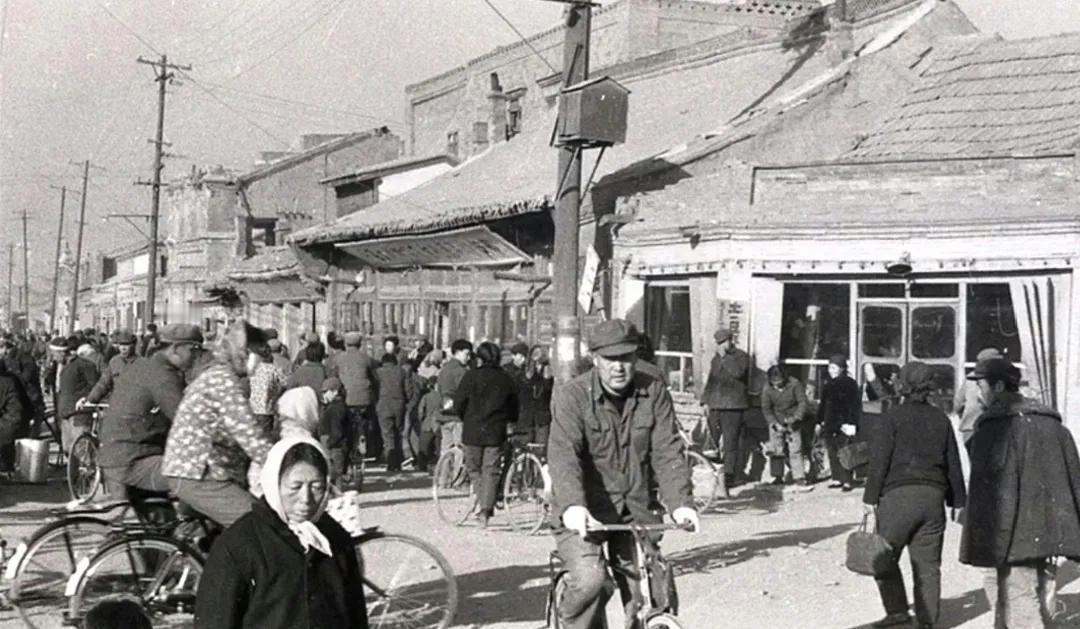 今天继续发送三张呼和浩特旧地名大什字老照片。图一大什字东北角、图二大什字东南角、