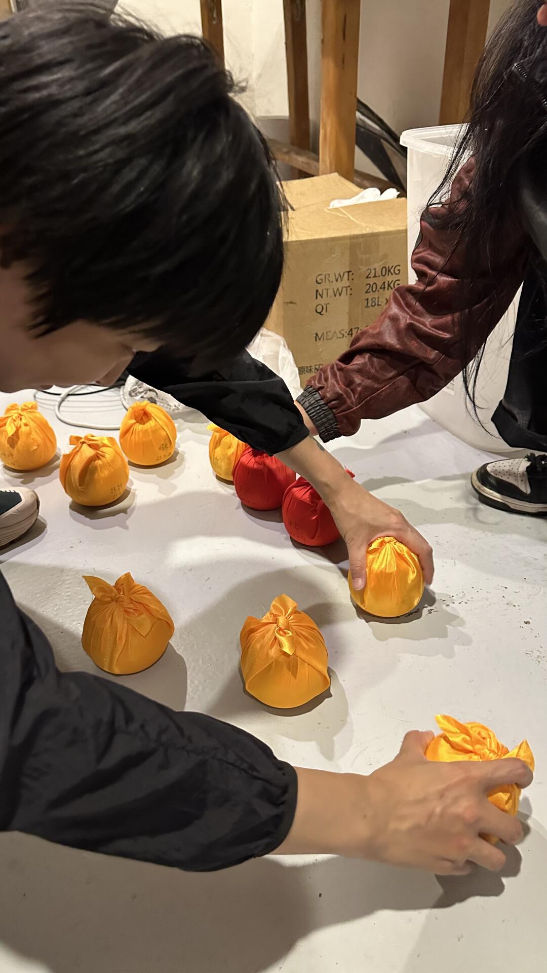 小猫小狗离开后就会变成一个小小的罐子