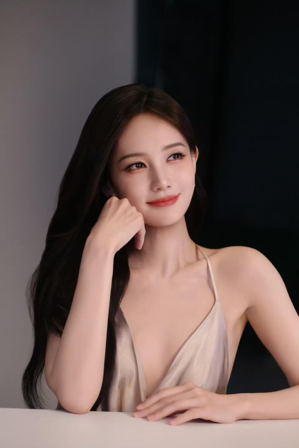 李一桐出场听取妈声一片实至名归！她不仅生图灵动有生命力，待人还特别亲和，这路人缘