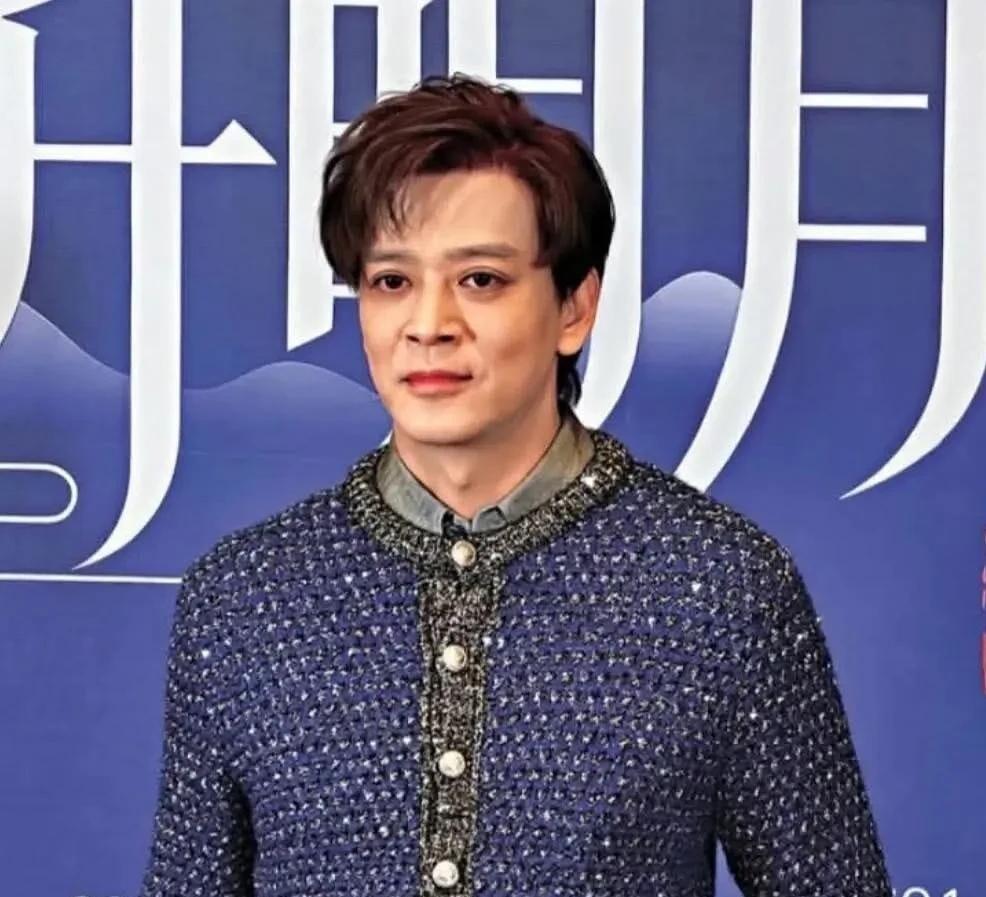 51岁的陈晓东在大湾区中秋晚会上唱了首《划火柴》，结果评论区没人聊歌，全在聊他的