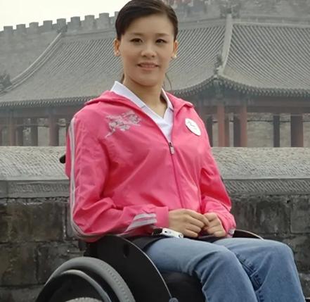 44岁桑兰高位截瘫当妈后，还想二胎？丈夫一票否决

胸口以下没知觉，大小便都要人