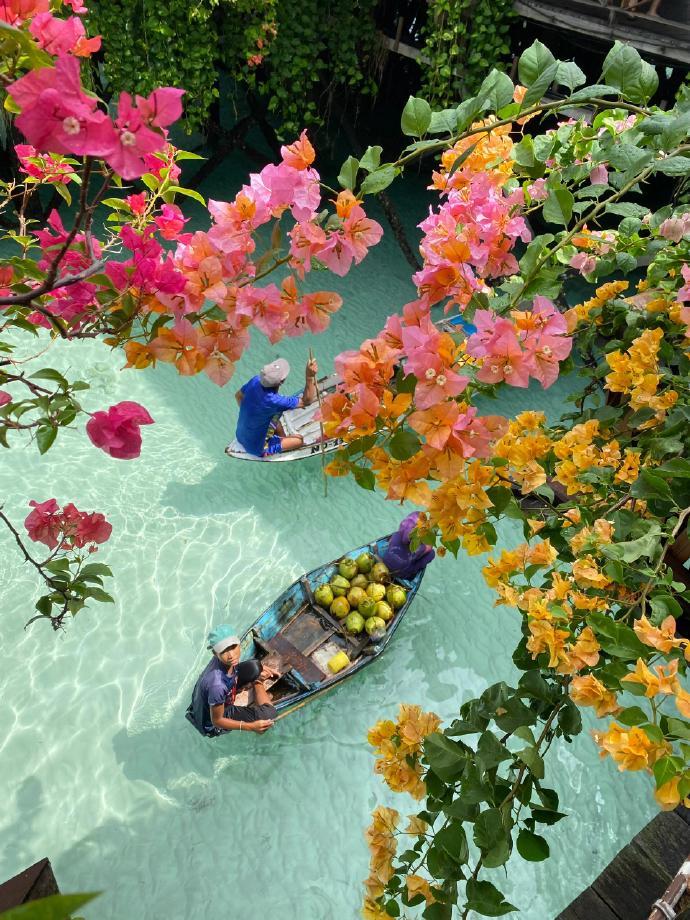 在浩瀚的海洋面前，时间仿佛静止。海风轻拂，带走了尘世的喧嚣，只留下心灵的宁静与自