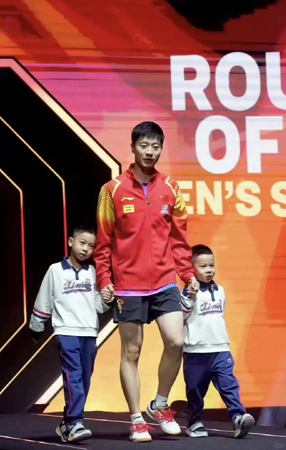 马龙携妻子和俩儿子看比赛，俩小只也穿李宁