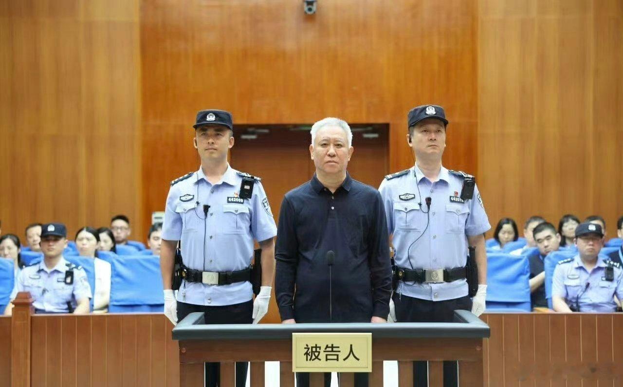 今天上午，许家印一审被判无期。 