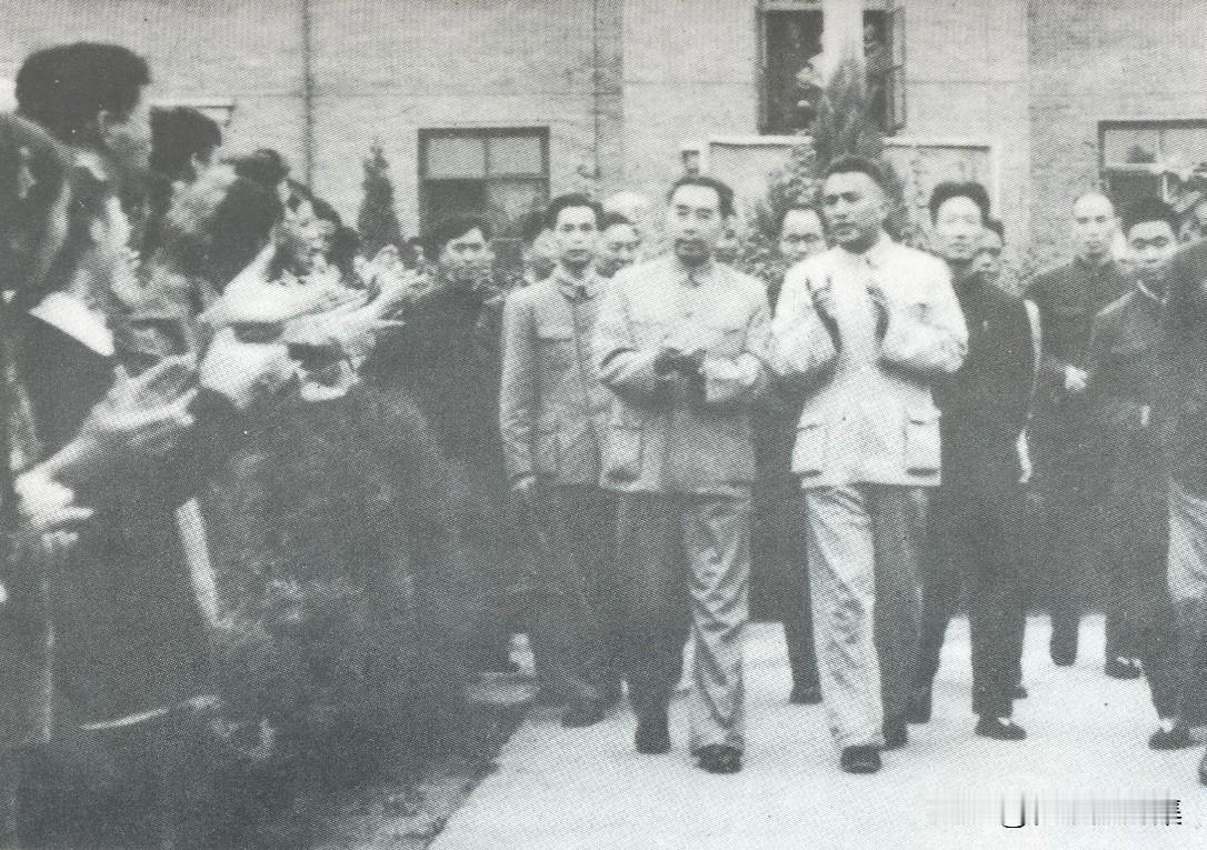 1959年10月12日下午，周恩来总理到洛轴视察。他深入车间察看生产情况，与工人