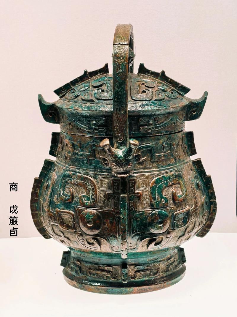 商周政治制度差异核心在于治理逻辑：商朝是方国联盟，依赖宗教神权维系松散统治，商王