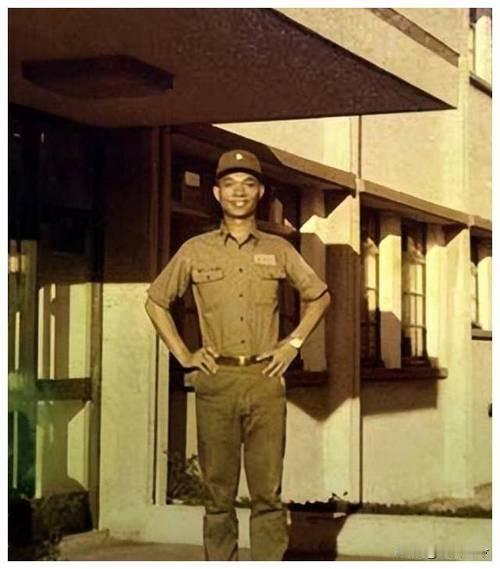 1979年，一名台湾连长冒死游泳横渡台湾海峡回到了大陆。让人意外的是，他的妻子在