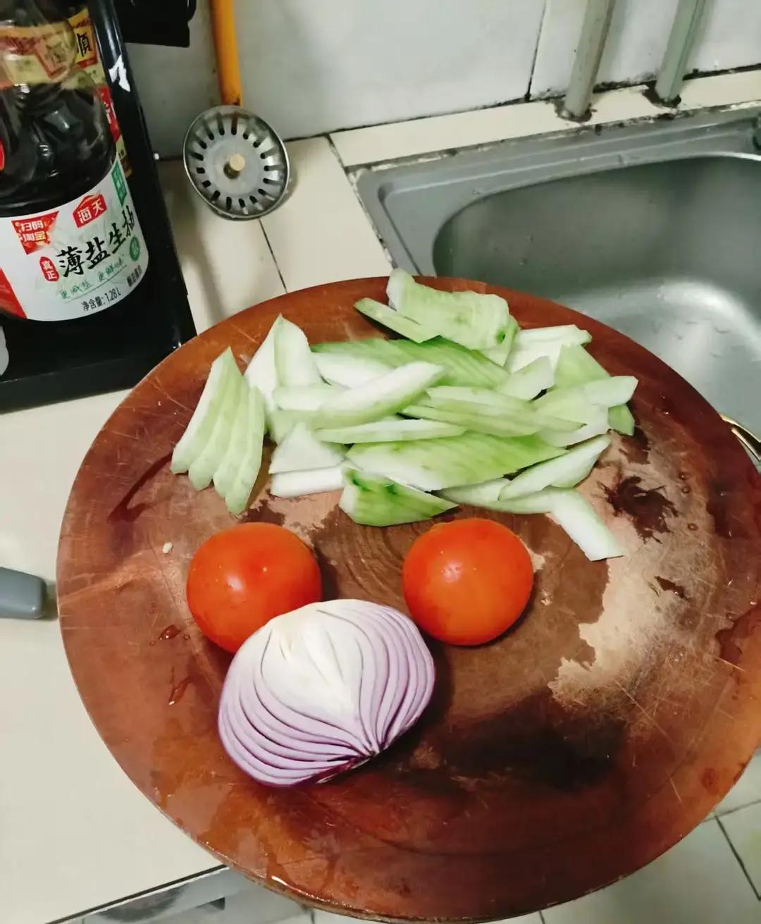 真的是一分钱难倒英雄汉啊。
现在是2025年11月份，今年的生活勉勉强强还算熬得