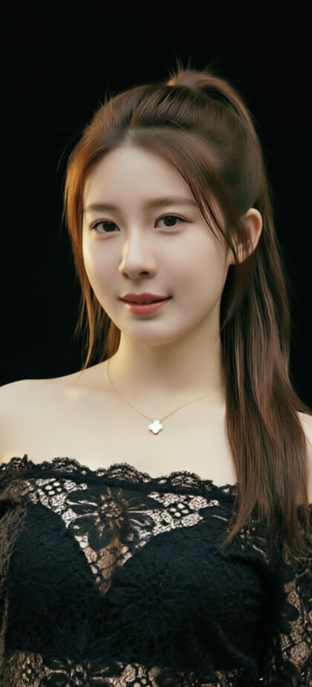 马尾辫美女（41）

你的长发高高束起，几缕碎发自然垂落，既不破坏整体的利落感，
