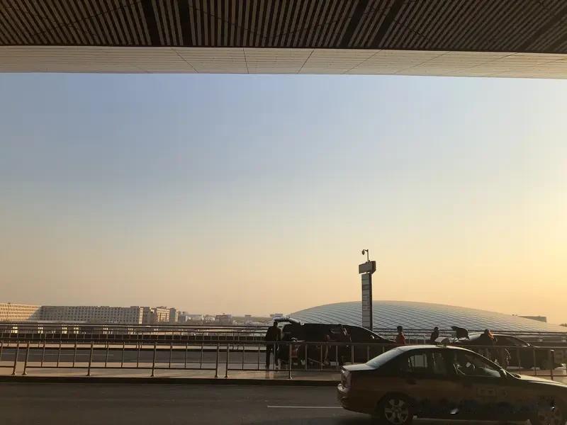 李在明抵京后表态 李在明抵京后的表态挺值得关注。1月4日他到北京开启4天访华行程