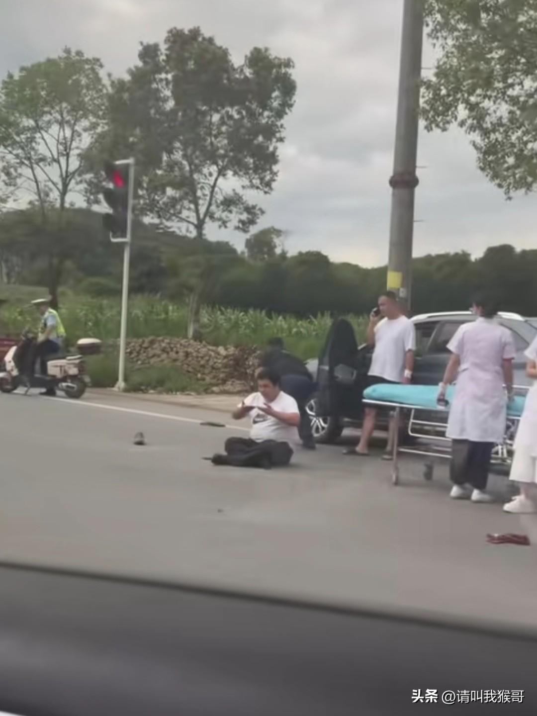 这位道友是在自己运功疗伤吗？