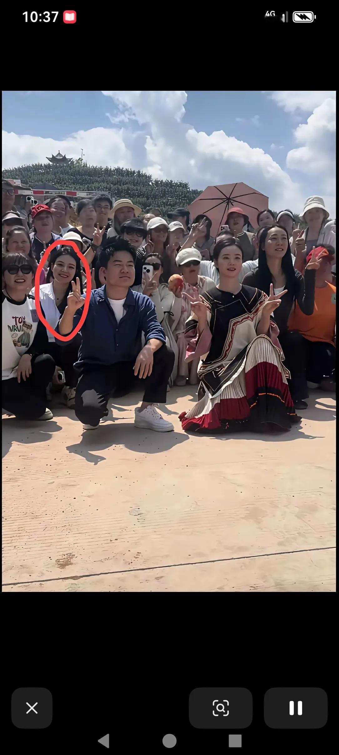 这里面穿白衬衣的一个不是与辉同行的，好是谁呢！她是安顺，光听这名字就特别的喜庆，