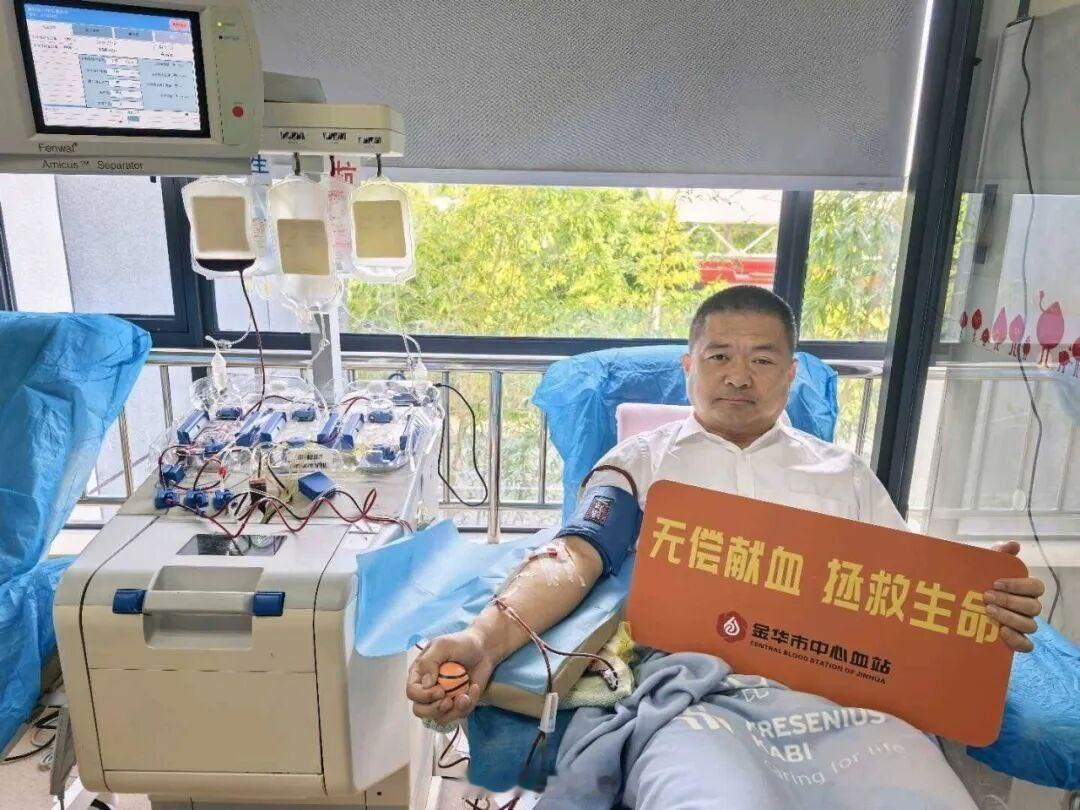 东阳身边事 9月12日早上7时许，东阳复夏小学教师吕良洪踏上轻轨，独自奔赴金华市