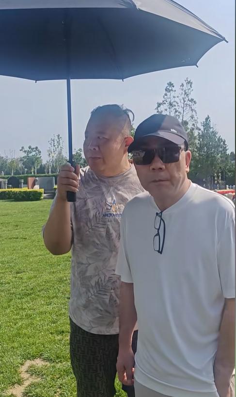 杨少华去世一周年了，他的小儿子杨议带着徒弟单独前往祭拜，几位哥哥全都没露面，一家