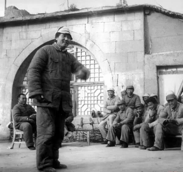 1940年9月，延安，毛主席去食堂时，一个人拎着木棍朝毛主席后脑勺砸去，千钧一发