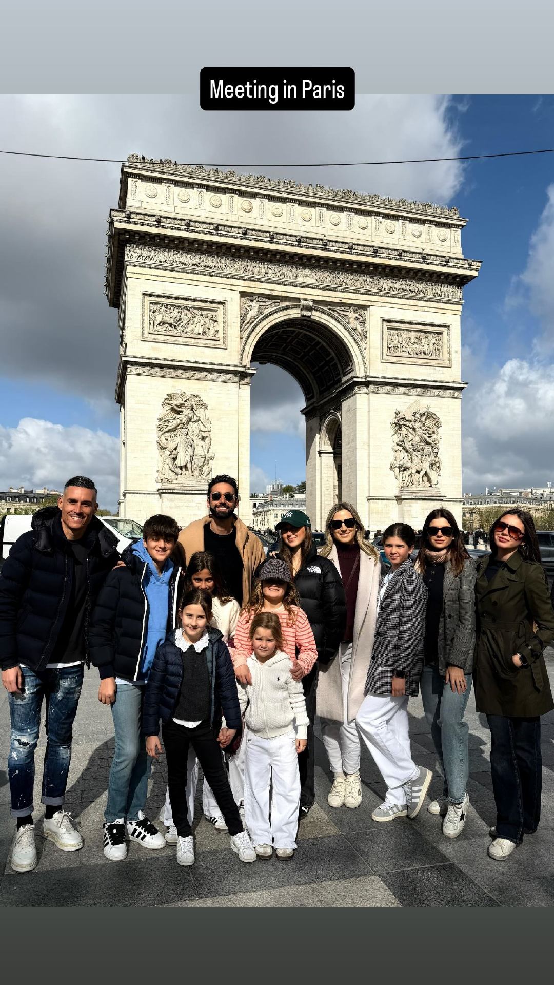 阿韦洛亚和卡列洪及其家人在巴黎。halamadrid