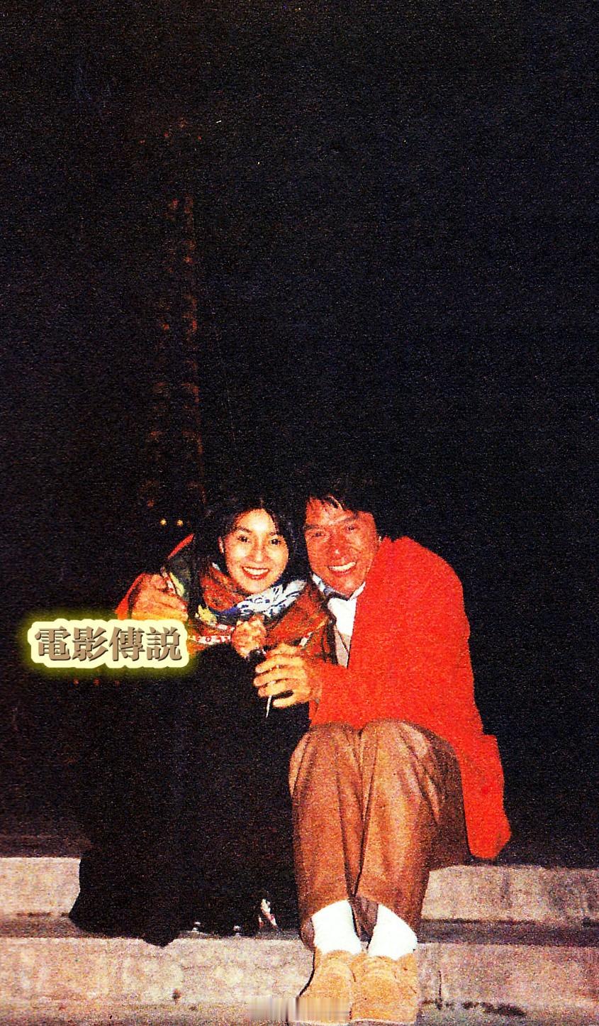 #電影傳說扫描# 1993年，#成龙# 与#张曼玉# 在巴黎的埃菲尔铁塔前“抱团