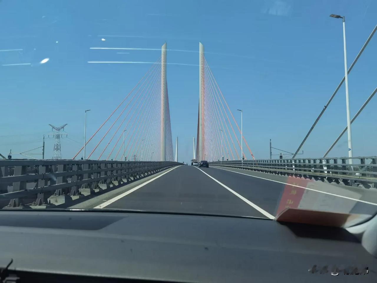 穿越云端的桥，一路向前，自由驰骋！🚗🌤️桥风景 大桥